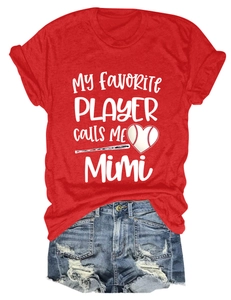 Détail du t-shirt rouge My Favorite Player et du short en jean délavé à trous