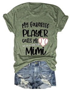 T-shirt vert armée avec imprimé baseball et short en jean bleu en vue à plat