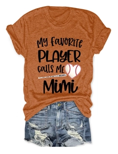 Mise à plat du t-shirt terre cuite 'My Favorite Player' avec short en jean usé