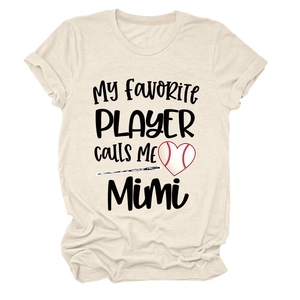 Détail de l'imprimé Mimi baseball cœur et batte sur le t-shirt de couleur crème