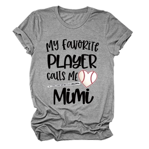 Détail à plat du t-shirt en coton gris anthracite avec motif baseball et texte artistique