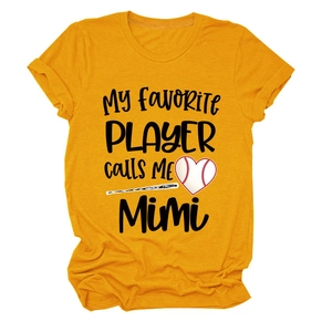 Détail d'un t-shirt jaune avec imprimé 'My Favorite Player Calls Me Mimi' et baseball