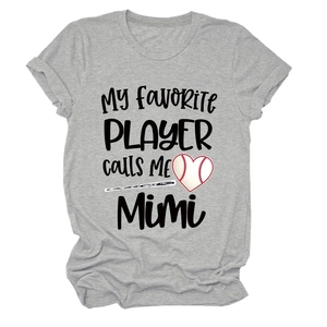 Détail du t-shirt gris à col rond avec imprimé baseball My Favorite Player Calls Me Mimi