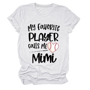 Gros plan du motif My Favorite Player Calls Me Mimi sur un t-shirt en coton blanc