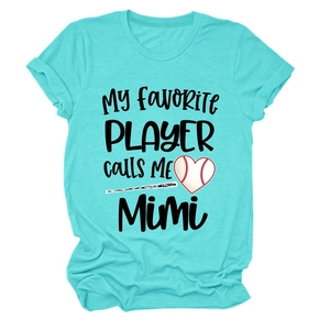 Détail du t-shirt bleu sarcelle avec texte My Favorite Player Calls Me Mimi imprimé