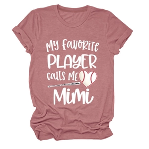 Détail du t-shirt mauve à col rond avec motif My Favorite Player et manches retroussées