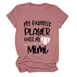 Détail du t-shirt rose en coton avec motif baseball My Favorite Player Calls Me MiMi