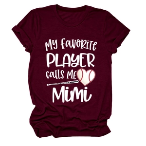 Détail de l'imprimé graphique baseball et texte blanc sur t-shirt en coton bordeaux