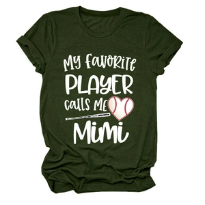 Détail du t-shirt vert armée avec graphique de baseball My Favorite Player et motif cœur