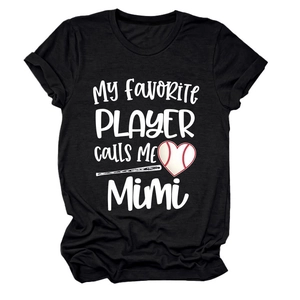 Détail d'un t-shirt de baseball avec graphisme blanc 'My Favorite PLAYER' sur fond noir