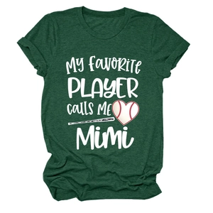 Détail du t-shirt vert foncé chiné avec motif de baseball blanc et lettrage pour Mimi