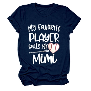 Détail du revers de manche du t-shirt bleu marine et texte imprimé 'My favorite PLAYER'