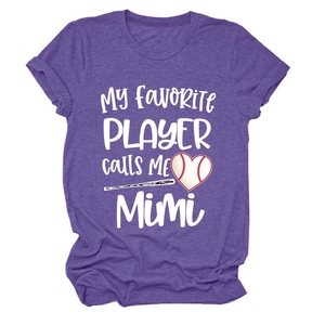 Détail du t-shirt violet chiné avec motif My Favorite Player calls me Mimi style baseball