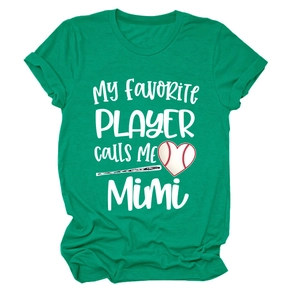 Gros plan sur le t-shirt vert en coton avec imprimé My Favorite Player calls me Mimi