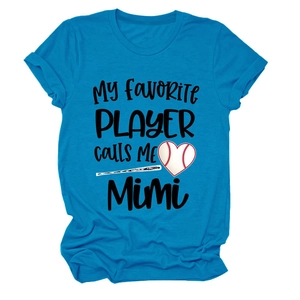 Gros plan d'un t-shirt en coton bleu avec motif baseball My Favorite Player et coeur