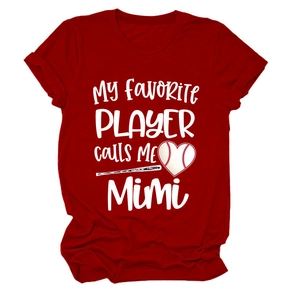 Détail de l'imprimé 'MY FAVORITE PLAYER CALLS ME Mimi' sur un t-shirt rouge foncé