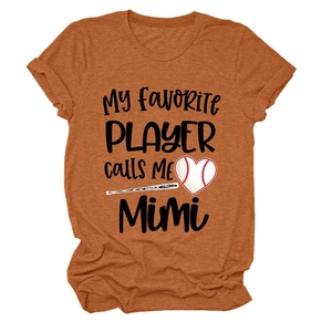 Détail des revers de manches et imprimé baseball sur t-shirt orange brique