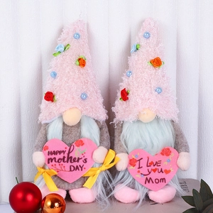 Lot de nains de fête des mères en peluche rose avec cœurs sur fond blanc élégant