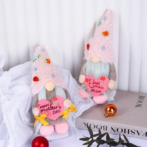 Détail de deux gnomes roses pour la fête des mères tenant des cœurs en peluche
