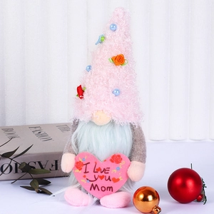 Détail d'un gnome de fête des mères tenant un cœur rose avec l'inscription 'I Love You Mom'