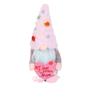 Gnome en peluche rose avec barbe bleue tenant un cœur pour la fête des mères