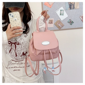 Mini zaino rosa con logo in metallo argentato e coulisse decorativa con perline