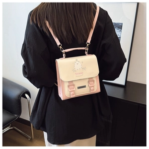 Detail eines rosa-weißen Minirucksacks mit Bärenillustration auf einem Modellrücken