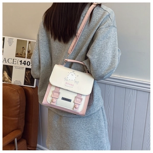 Vue mannequin de dos d'un mini sac à dos rose et beige avec motif ours de dessin animé
