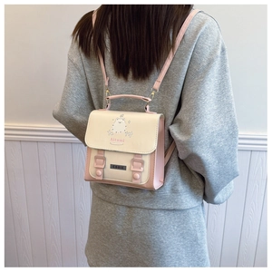 Vue détaillée d'un mini sac à dos rose et blanc avec ours mignon porté par un mannequin