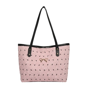 Sac cabas rose matelassé avec broderie lettre K noire et détail de nœud doré
