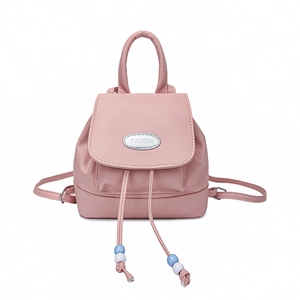 Rosafarbener minimalistischer Rucksack mit Kordelzug und silberner Metallplakette