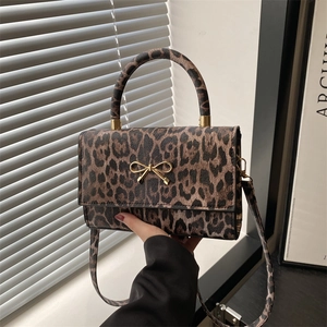 Modische Handtasche mit Leopardenmuster, goldener Schleife und Schultergurt