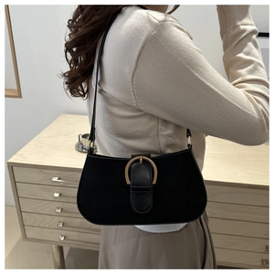 Detail einer schwarzen Vintage-Unterachseltasche mit goldener Hufeisenschnalle und Riemen