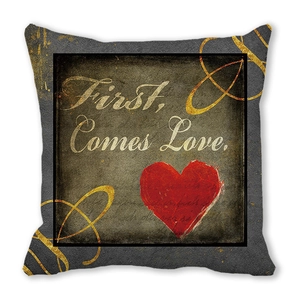 Funda de cojín gris piel de melocotón con texto First Comes Love y un corazón rojo