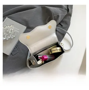 Vista interna che mostra la capacità per cosmetici della borsa a sella in pelle argento