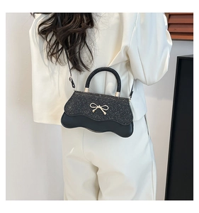 Borsa a tracolla con paillettes nere, fiocco dorato e design a onde sul fondo borsa