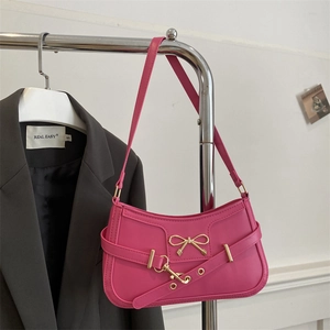 Sac baguette rose en similicuir avec nœud doré et bandoulière élégante pour femme