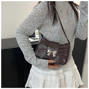 Détail du sac bandoulière plissé marron foncé avec boucle nœud argentée
