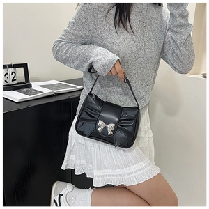 Détail du sac sous l'aisselle plissé noir avec un nœud métallique argenté