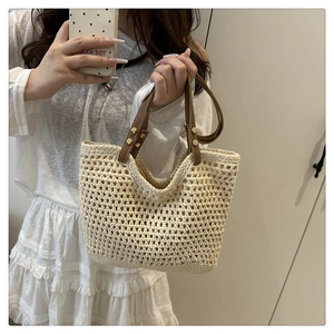 Borsa tote in paglia fatta a mano con cinturini in pelle marrone e design traforato chic
