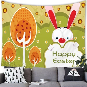 Arazzo da parete con coniglio di Pasqua e scritta Happy Easter sopra un divano grigio