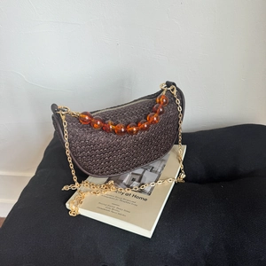Mini sac demi-lune en paille tressée avec anse en perles d'ambre et chaîne en or