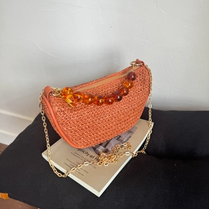 Mini sac à bandoulière en paille tressée orange avec poignée en perles d'ambre chic