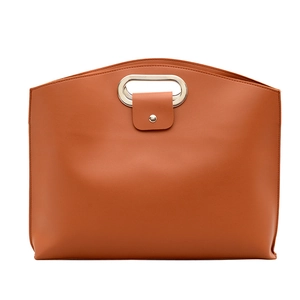 Sacoche ordinateur marron caramel avec poignée ovale en métal et fermoir magnétique
