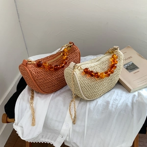 Mini sac tissé en paille en demi-lune avec poignée en perles d'ambre et chaîne dorée en beige