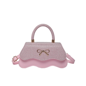 Borsa rosa con fiocco glitterato e bordo ondulato, elegante borsa a tracolla 2025
