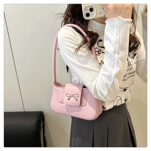 Sac sous le bras rose élégant avec boucle nœud doré et texture à rayures épurée