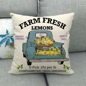 Λινή μαξιλαροθήκη Farm Fresh Lemons με vintage μπλε φορτηγό σε γκρι καναπέ σπιτιού