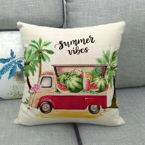 Fodera per cuscino Summer Vibes con camion rosso e anguria su divano grigio
