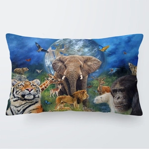Detalle del estampado de fauna y tierra en la funda de almohada rectangular de 30x50cm